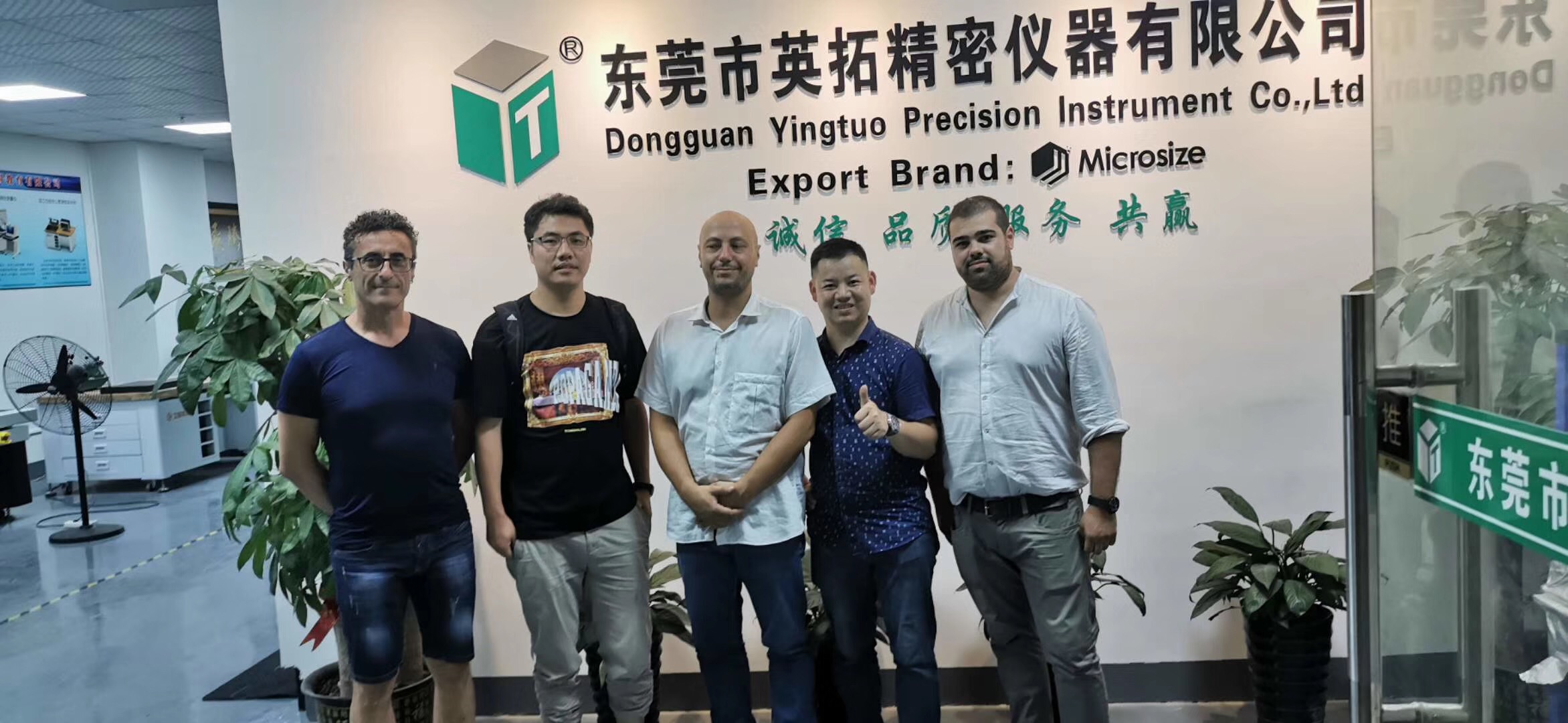 外国客户来公司合影